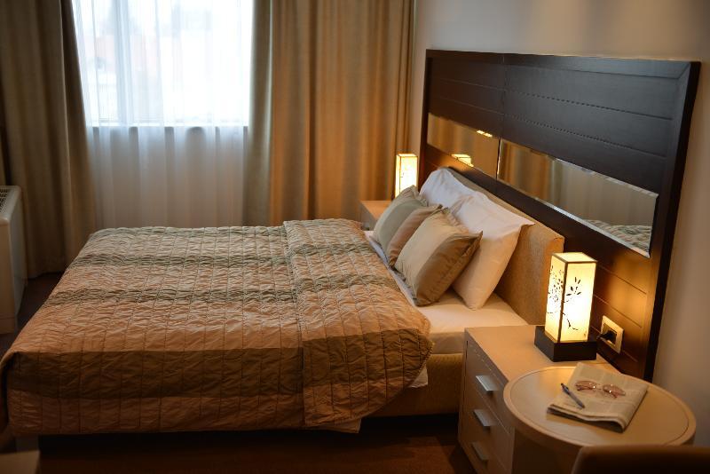 Hotel Vojvodina ซเรนยานิน ภายนอก รูปภาพ