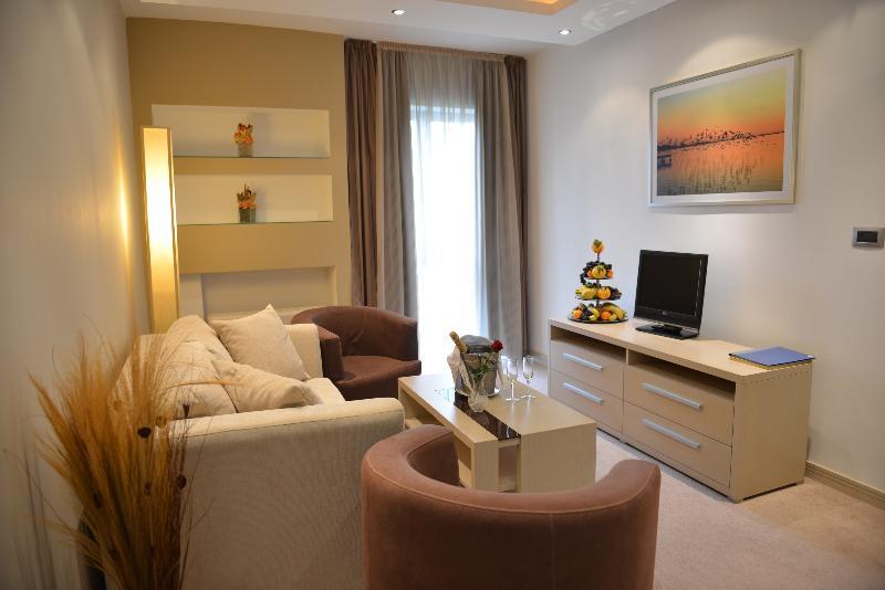 Hotel Vojvodina ซเรนยานิน ภายนอก รูปภาพ
