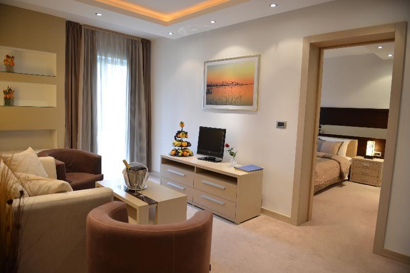 Hotel Vojvodina ซเรนยานิน ภายนอก รูปภาพ